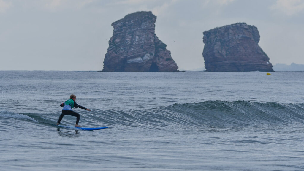 Hendaye : école de surf en action, groupe d’élèves avec moniteur